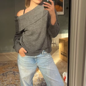 Off shoulder tröja - En supermysig grå off shoulder tjocktröja. 