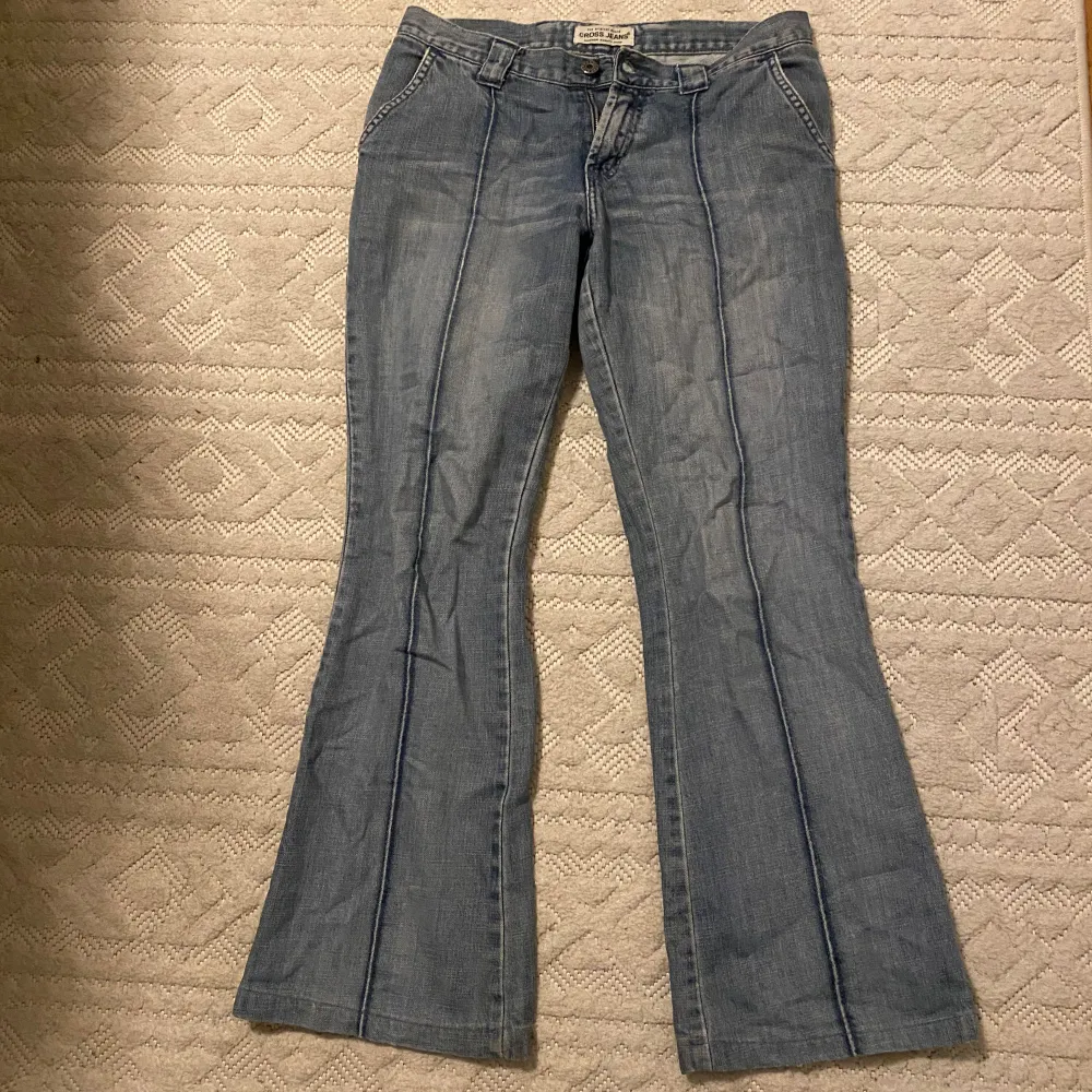 Jätte snygga Flare low waist jeans, inga defekter, står inte nån storlek men passar 36💘💘. Jeans & Byxor.