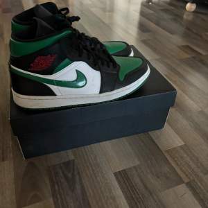 Ett par Air Jordan 1 Mid Pine green. Skorna är änvända ungefär 10gånger och är helt crease fria. bara att skriva vid minsta fundering. Box ingår självklart