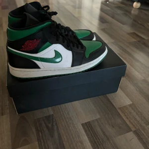 Air Jordan 1 Mid - Ett par Air Jordan 1 Mid Pine green. Skorna är änvända ungefär 10gånger och är helt crease fria. bara att skriva vid minsta fundering. Box ingår självklart