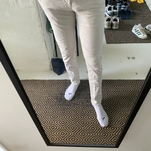Dondup Chinos - Beiga/ljusa chinos från italienska Dundop. Made in Italy. Superbra kvalite. Sälja då de blivit för tighta på mig. Använda sparsamt. Inköpta för 2800 kr. 