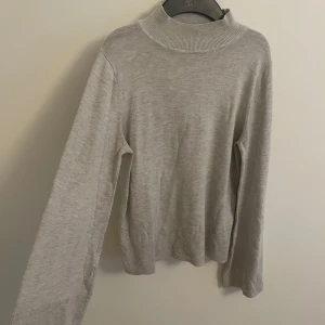 Grå tröja - Grå lång o vidärmad tröja som är perfekt till hösten, har lite turtleneck. Är i topp skick🫶🏼 frakt ej inräknad i pris