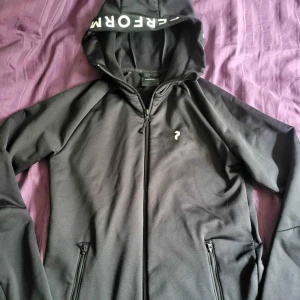 peakperformance - Helt ny köpt på johnels använd 5 gånger  Mötas i Norrköping eller skickas 