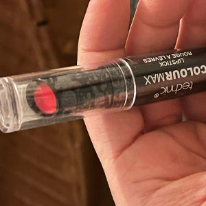 Läppstift rött och jordnära färger - Ett oöppnat och flera använda. Kanske passande för en liten tjej som börjat utforska smink?