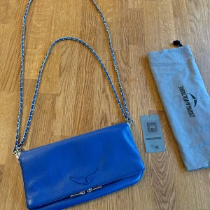  zadig & voltaire väska - Äkta blå zadig & voltaire i ny skick. Köpt på NK i göteborg förra sommaren. 