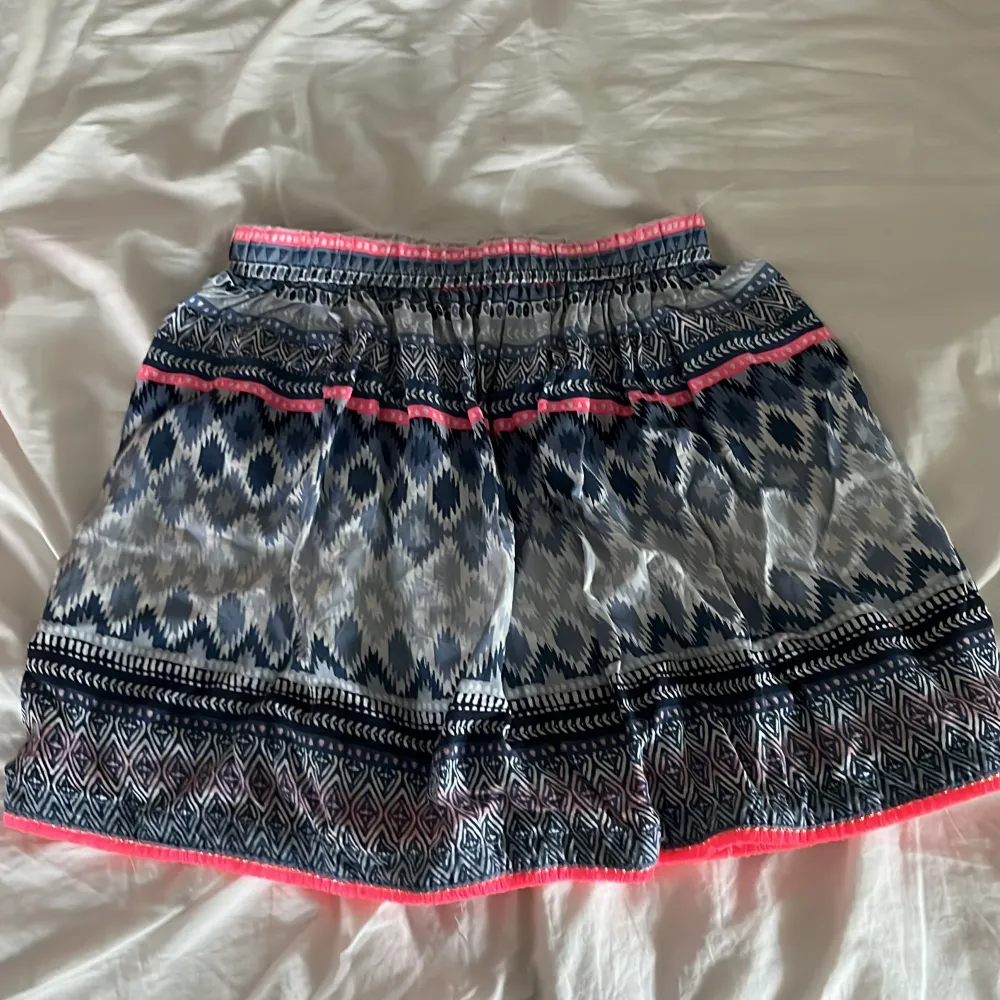 Fin somrig kjol men mönster, har trådar där nere som ni ser på bilderna. Säljer pga den blivit för liten , från H&M. Helt ok skick lite skrynklig, men det märks inte så lätt. Storlek 122 - 128 men jag skulle säga att den passar 134💓.. Hameet.