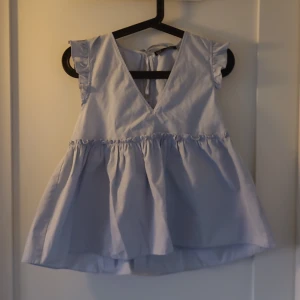 Zara topp - Topp från Zara i ljusblått. Den är i storlek M. Den är i gott skick vid frågor är det bara att skriva:) 