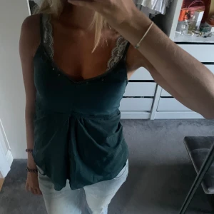 Linne - Grönt linne med paljetter på kanten