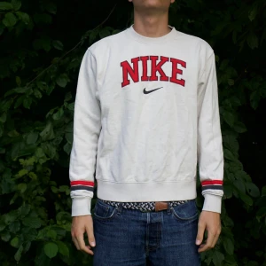 Y2k Nike Sweatshirt - Modellen är 180cm  Skick 8/10 - små fläckar (går att tvätta bort)