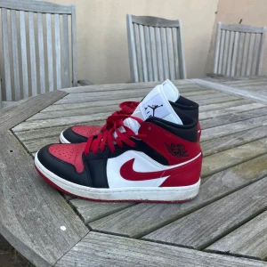 Jordans mid  - Använda ett fåtal gånger. Jätte fint skick fick dem i födelsedagspresent men dem har tyvärr blivit för små. 