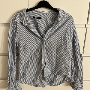 Blåvit randig skjorta  - Från gina i storlek 36💕 i bra skick!