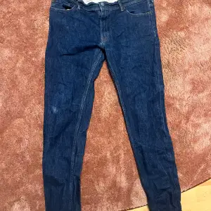 Mycket snygga acne studios jeans som säljes pga att dom inte används längre  Storlek 35 32 men är mindre i passformen cond 8/10 men endast använd fåtalet gånger nypris 3100kr