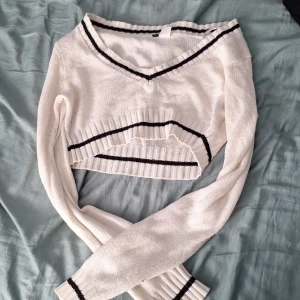 Långärmad magtröja vit och svart - Storlek XXS från HM bra skick inga skador