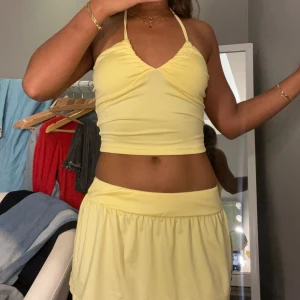 Gul kortkjol - En gult set. kjolen har en elastisk midja. Kjolen är av en lätt och luftig design, perfekt för varma dagar.