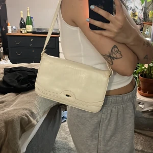 Vit antik väska - Vit vintage väska, i vissa ställen är skinnet lite förstörd men det glr bara väskan coolare😉 köpt på secondhand 