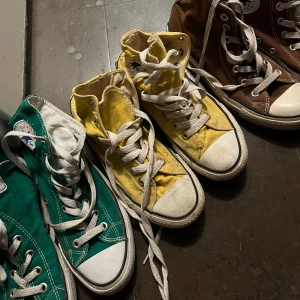 converse  - säljer min 3 par converse eftersom de är lite stora! grön, gul och brun. de är i helt okej skick men är inte sönder någonstans.🥰 bara skriva om du undrar något❤️
