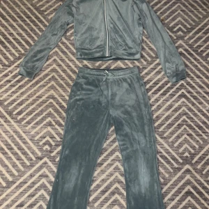 Grön Gina track suit  - Skönt mjukt material knappt andvändt Bra skick.