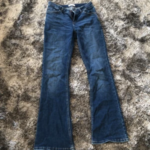 Säljer bootcut jeans pga att de är köpta i fel strl🥰 - Ett par fina marinblåa jean ifrån lindex som är i strl 164 men skulle även passa S eller XS