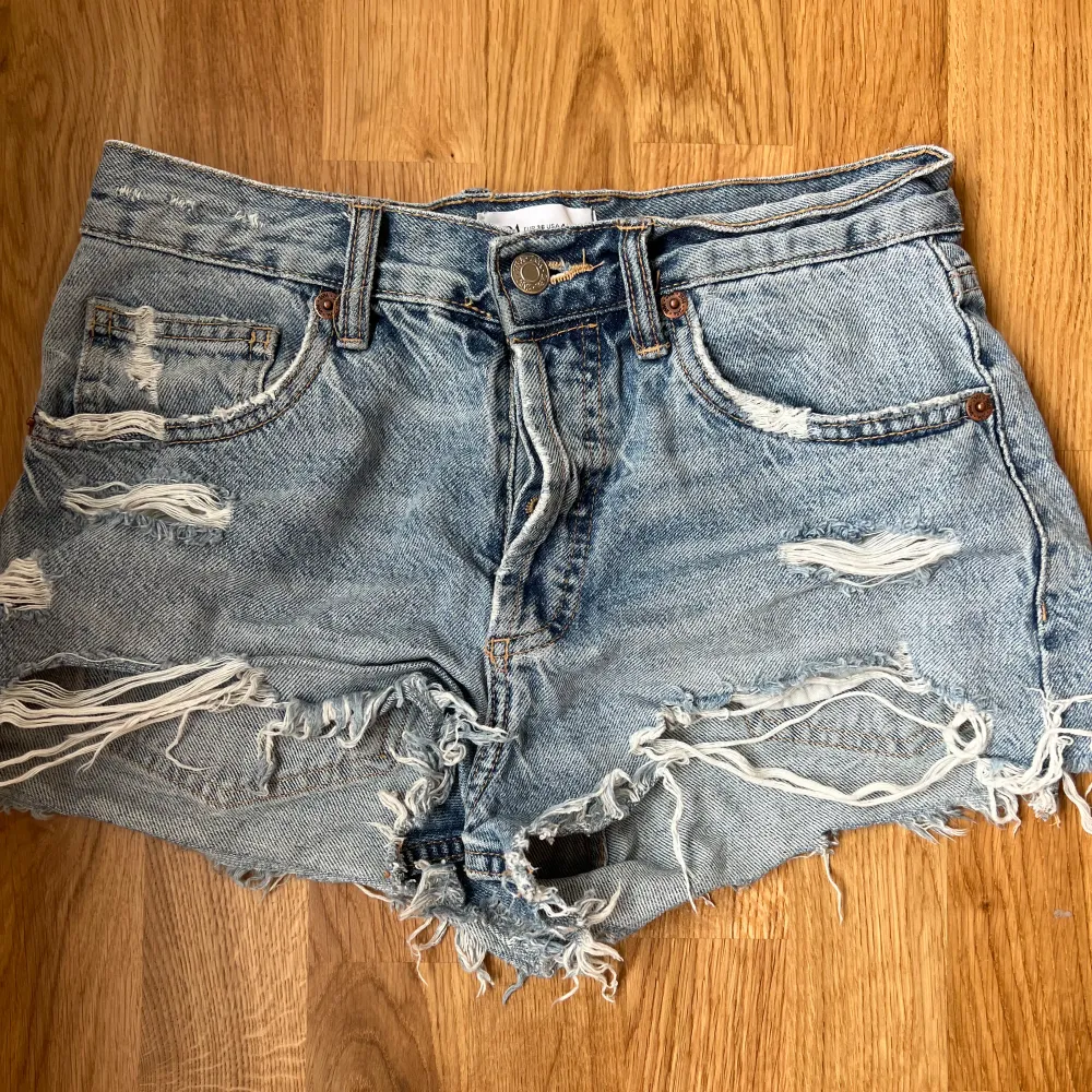 Snygga shorts från Zara. Använt några ggr därav priset🥰. Shorts.