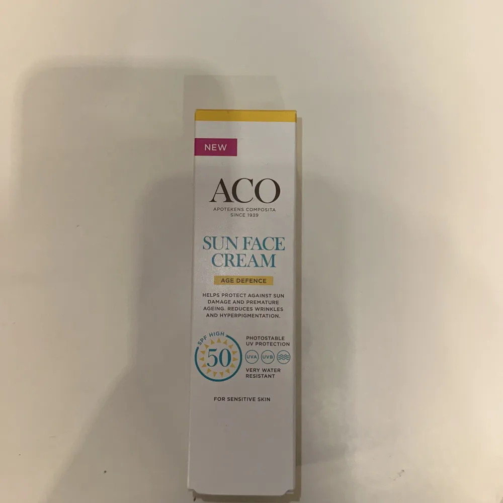 En Aco solskydd med 50+ spf som passar känslig hud. Helt ny ej öppnad eller använd. Skriv priv om intresserad 💕kostar 220 kr i apotea men säljer med rea för 180kr. Dock kan priser diskuteras . Skönhet.