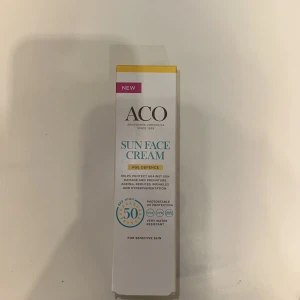 Aco solskydd 50+ spf  - En Aco solskydd med 50+ spf som passar känslig hud. Helt ny ej öppnad eller använd. Skriv priv om intresserad 💕kostar 220 kr i apotea men säljer med rea för 180kr. Dock kan priser diskuteras 