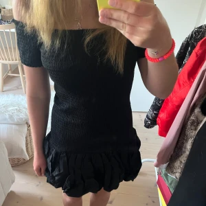 Hm klänning - Eftertraktad slutsåld hm klänning med lapp kvar! Säljer i vit och rosa i andra annonser! Skriv vad ni hade kunnat betala