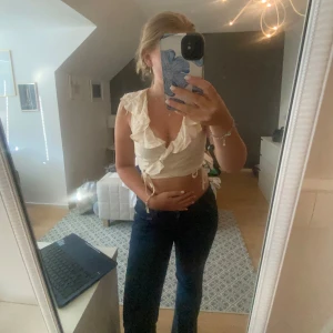 Knyt topp - Knyt topp med mönster  Från monki Använd en gång Strlk 34 Skriv för tydligare bilder För referens år jag mellan 160-165 cm 