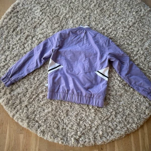 Träningströja Real Madrid - En snygg lila träningströja. Väldigt skön. Passar S och M bra. Inga defekter alls. Nästintill aldrig använd.