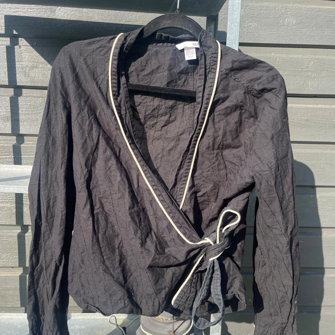 Svart blus med knytning