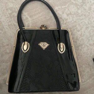 Fendi  - Säljer min Fendi väska som jag använt i en månad men som inte kommer till användning mer