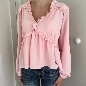 Rosa blus  - ❗️Bilderna är lånade❗️ Rosa jättefin blus från Missäy. Aldrig använd av mig, endast provad. I nyskick.  Strl M/L men liten i storleken så passar även S💕