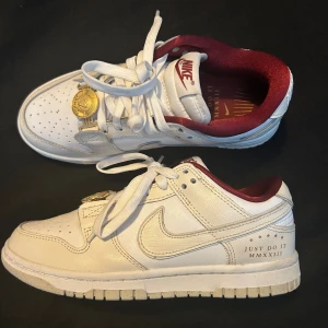 Nike Dunk Low Just Do It White Phantom - Fina dunks i nästan super skick. Knappt använda och så fin och unik färg. Nypris: 2500 kr. 