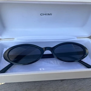 Svarta solglasögon  - OBS inte från chimi! Men snygga svarta solglasögon i klassisk modell!