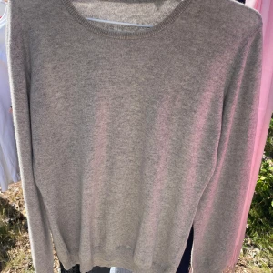 Grå cashmere tröja - Super snygg, dock lagad under armen.