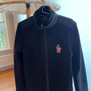 Moncler Tröja Medium - Moncler Tröja Storlek M Använd ett fåtal gånger 9/10