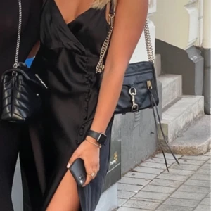 Lång svart satin klänning  - Lång svart satin klänning 