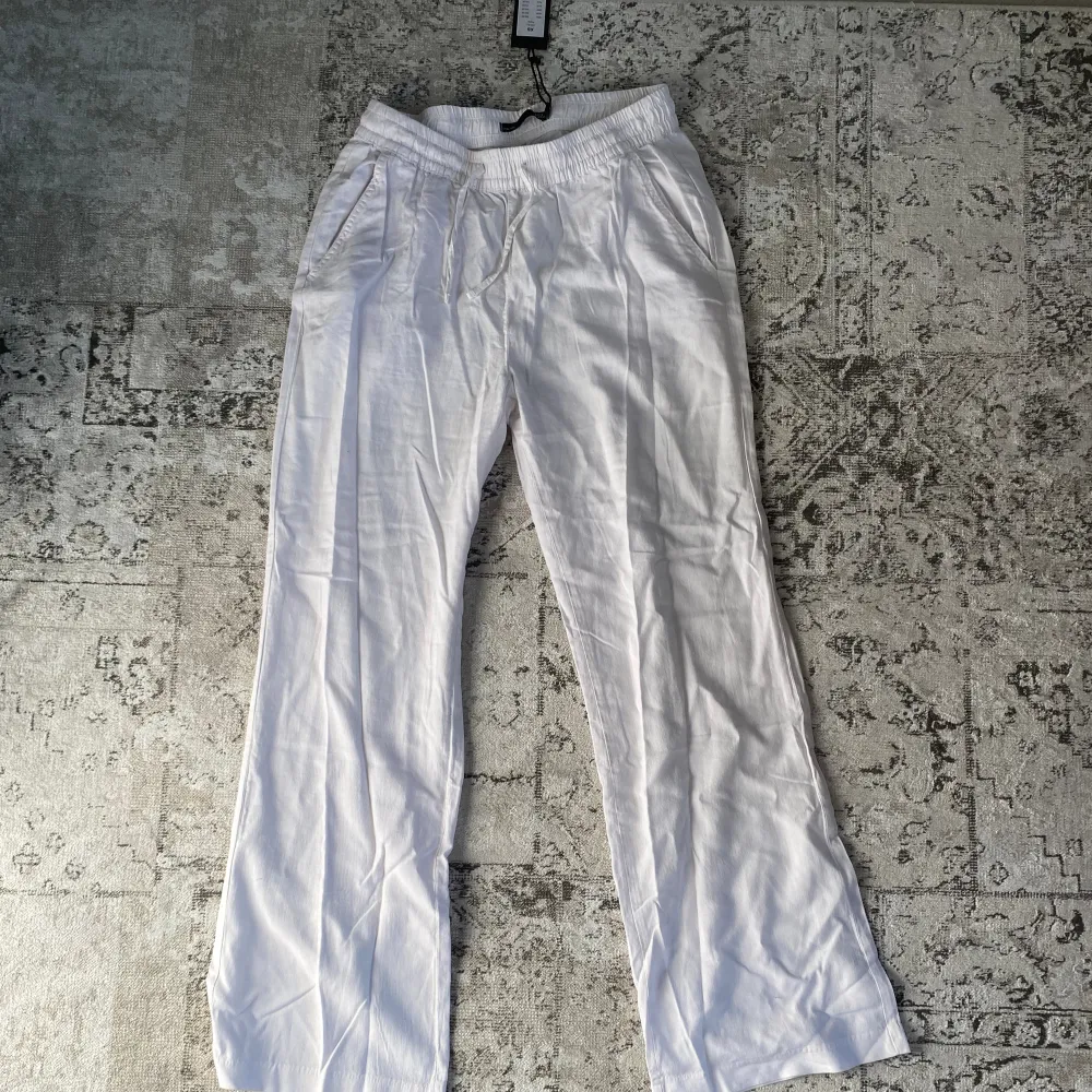 Linnebyxor från lager 157 i storlek xs, helt nya med prislapp kvar🤍. Jeans & Byxor.