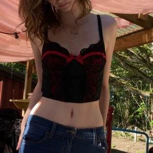Korsett topp  - Korsett liknande topp jätte cool skick 10/10 inga skador eller slitningar använd 1-5 gånger men sparsamt kupan typ A-C då den är stretchig runt bysten så passar den olika