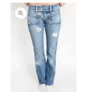 Skit snygga low waisted jeans. I fint skick. Midjemått (tvärs över) : 38 cm  Midjehöjd: 20 cm  Innerbenslängd: 81 cm  