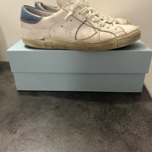 Phillipe Model skor - Jag har valt att sälja mina phillipe model då jag har växt ur dem. Skicket på skorna är 6/10. Priset går att förhandla vid en snabb affär