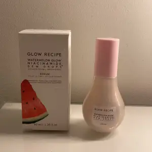 Jag säljer nu mitt serum från Glow Recipe eftersom den inte kommer till användning. Den har bara testats en gång alltså är den nästintill ny🫶🏼 Frakt ingår i priset!💌