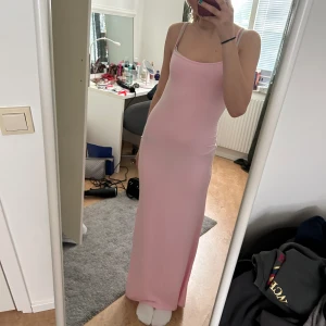 långklänning - Fina klänningen frpga Gina tricot som jag köpte men den sitter inte riktigt som jag vill därför säljer jag. Aldrig använd🩷