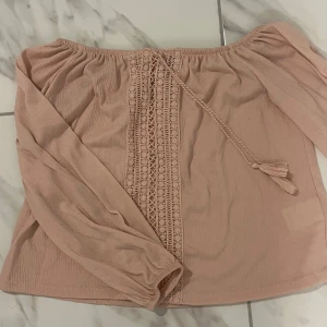 H&M blus - Super söt, ljusrosa blus från h&m. Den kommer inte till användning och är som ny!💕☺️