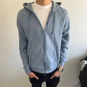 Ljusblå kofta - Varan är från H&M , Skick 8/10⭐️ ( för fler bilder kom dm ) 