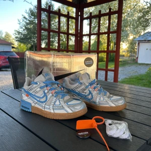 Nike Rubber Dunk Off White UNC - Säljer nu mina riktigt schyssta Rubber dunk Off white UNC då dem blev aningen små.  Cond 8/10, skonsamt använda som ni ser. Nypris ligger på cirka 4500–4800 idag. Bud uppskattas🤗