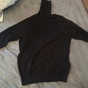 Topp från zara - Säljer den topp (som sista bilden, fast i svart) från zara med krage