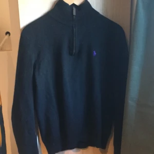 Ralph lauren half zip  - Ralph lauren, storlek M men sitter mer som S, sitter lite liten på mig och jag är 187 har liten hål i armhålan som man ser på bilden. Jag köpte den av en person och fick den så. 