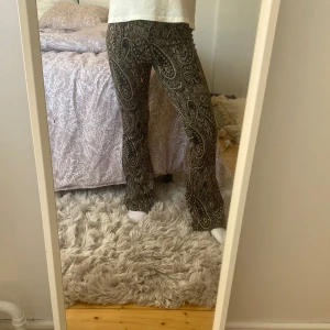 Mönstrade byxor - Coola byxor köpta second hand!