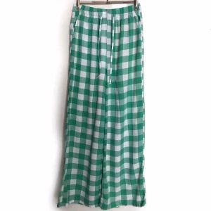 Sköna tunna sommar byxor - Dessa byxor är perfekta för en varm sommardag eller en lite svalare kväll när du vill ha något på benen. Fina att ha som mjukisbyxor, eller klä upp. Bra skick, inga defekter.