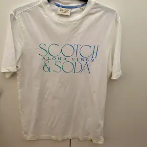 Scotch & Soda T-shirt, vit med blå text, gul rand på armar och nederst